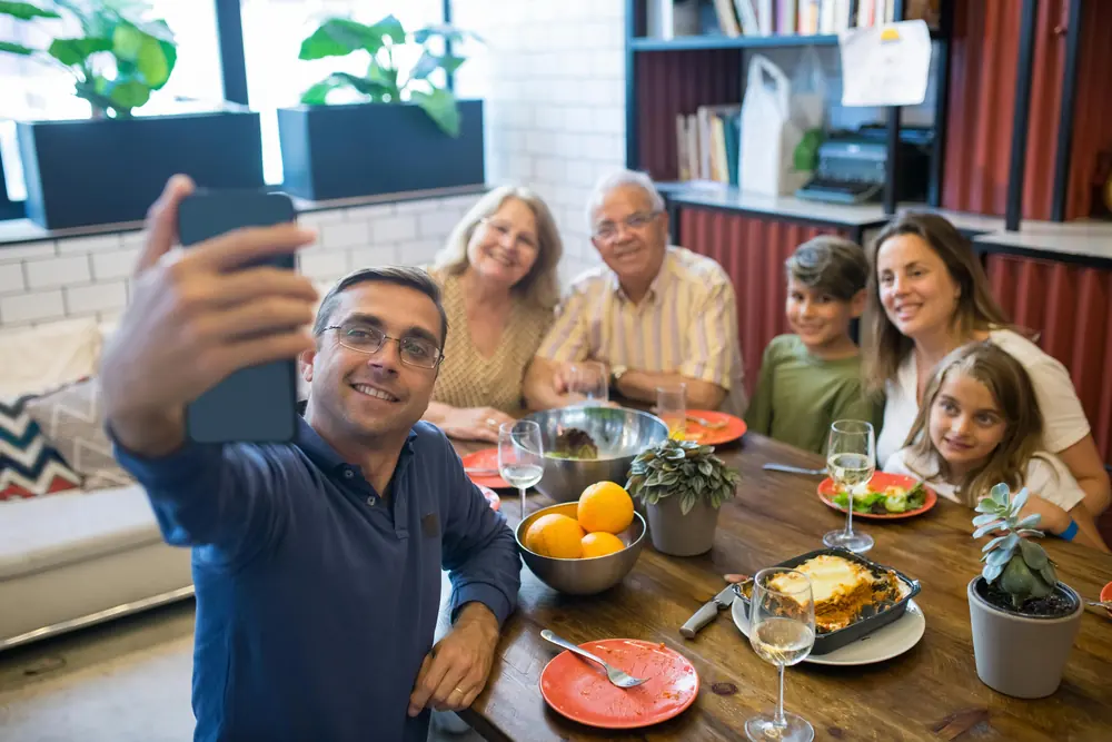 Familia de tres generaciones comiendo juntos