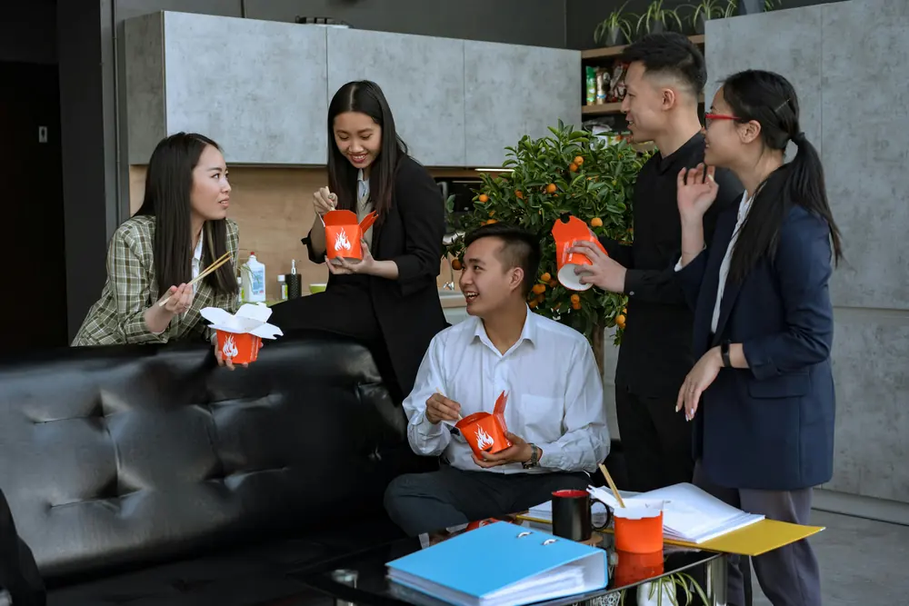 Equipo sentado en una mesa en la oficina