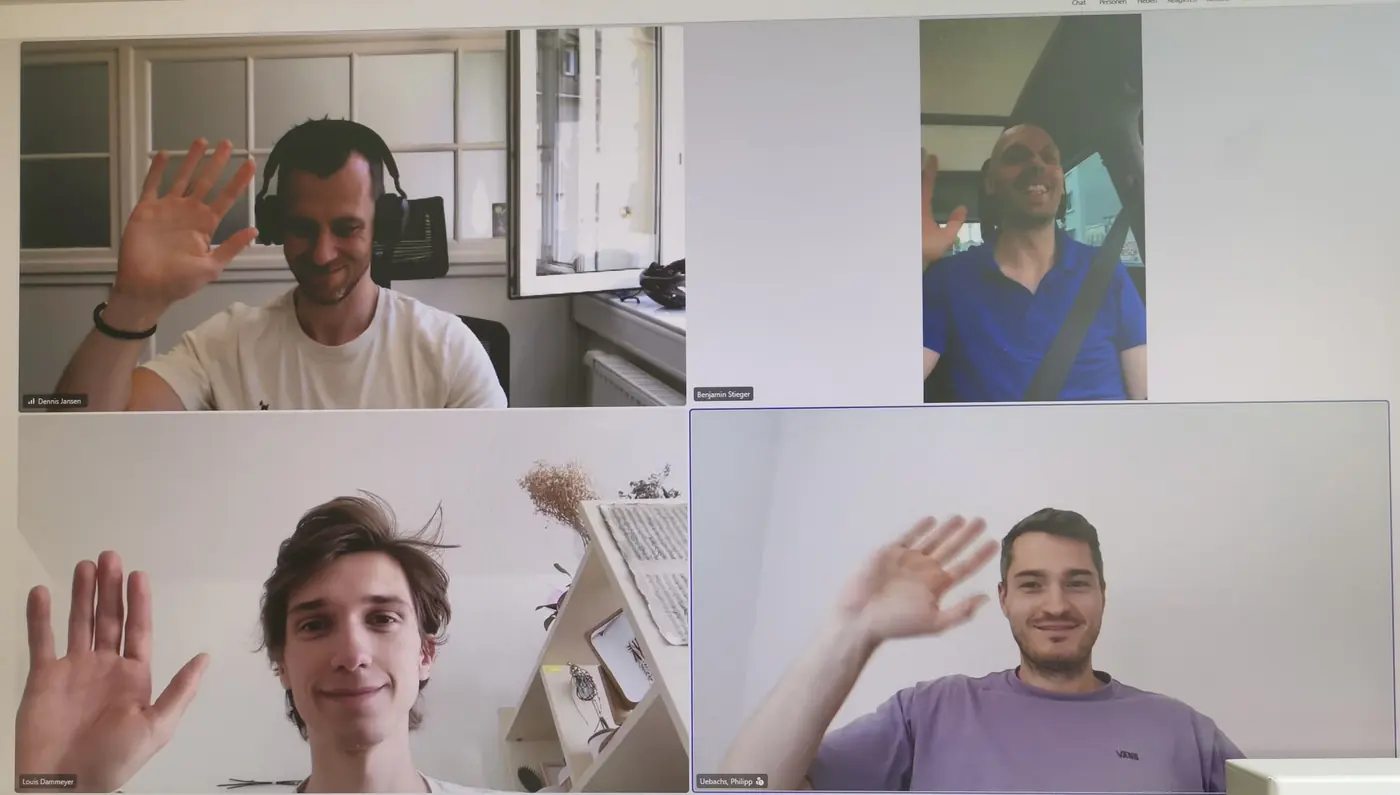 El equipo de wrappr en una videollamada: Dennis, Benjamin, Louis y Philipp saludando a la cámara
